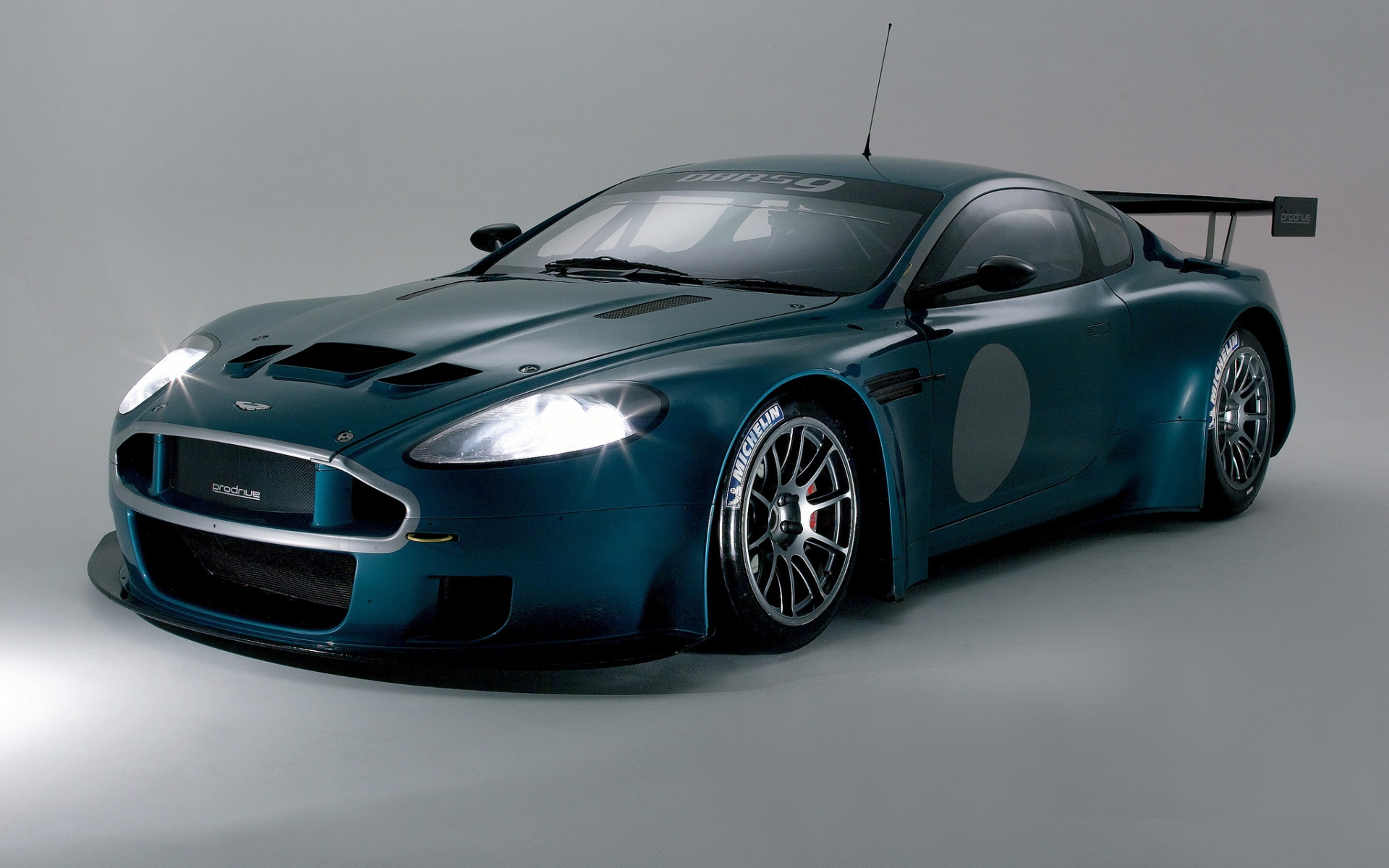 Картинки Aston martin, dbrs9, 2005, зеленый, вид спереди, стиль, автомобили, спорт фото и обои на рабочий стол