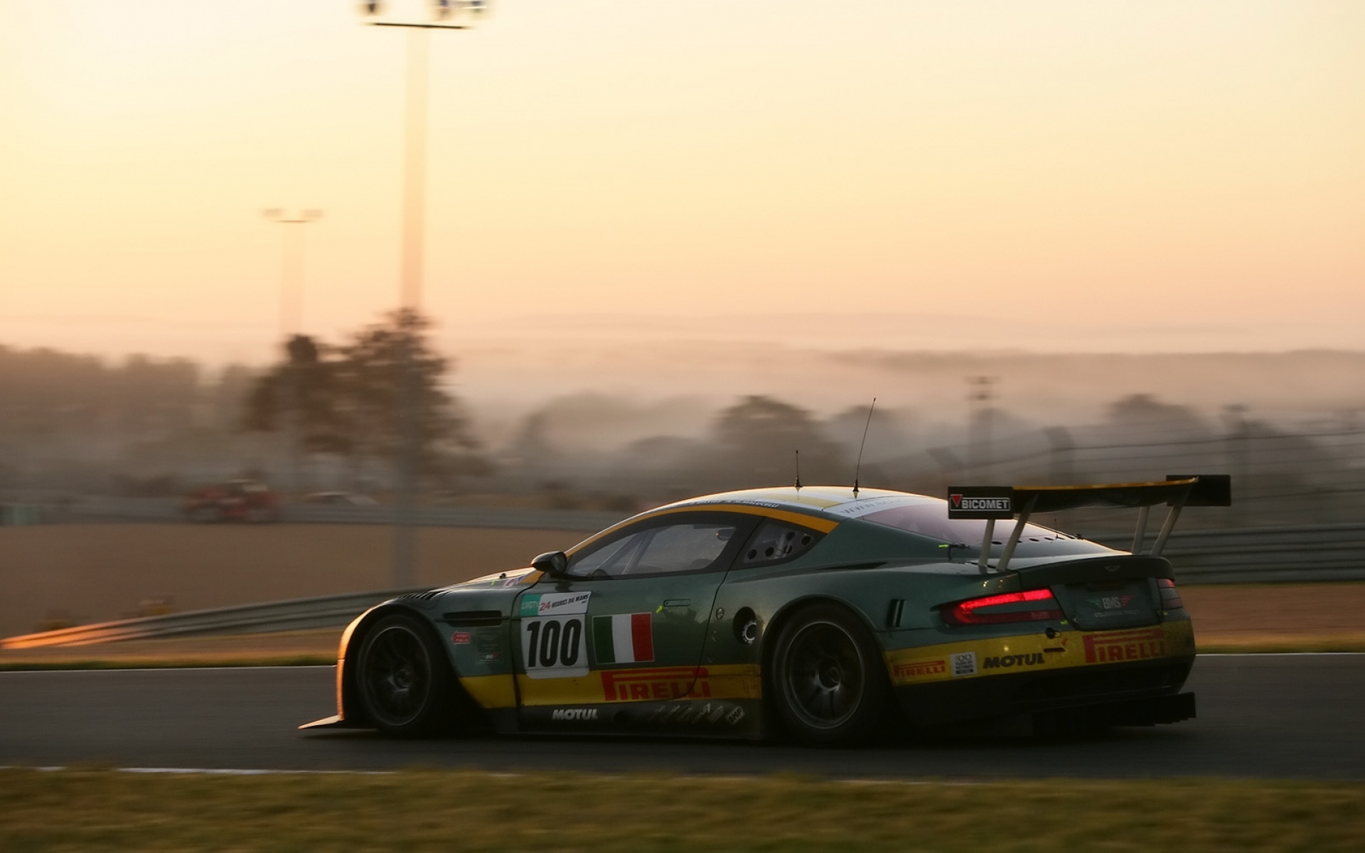 Картинки Aston martin, dbr9, 2005, зеленый, вид сбоку, стиль, спорт, автомобиль, гоночный автомобиль, скорость, трава, природа фото и обои на рабочий стол