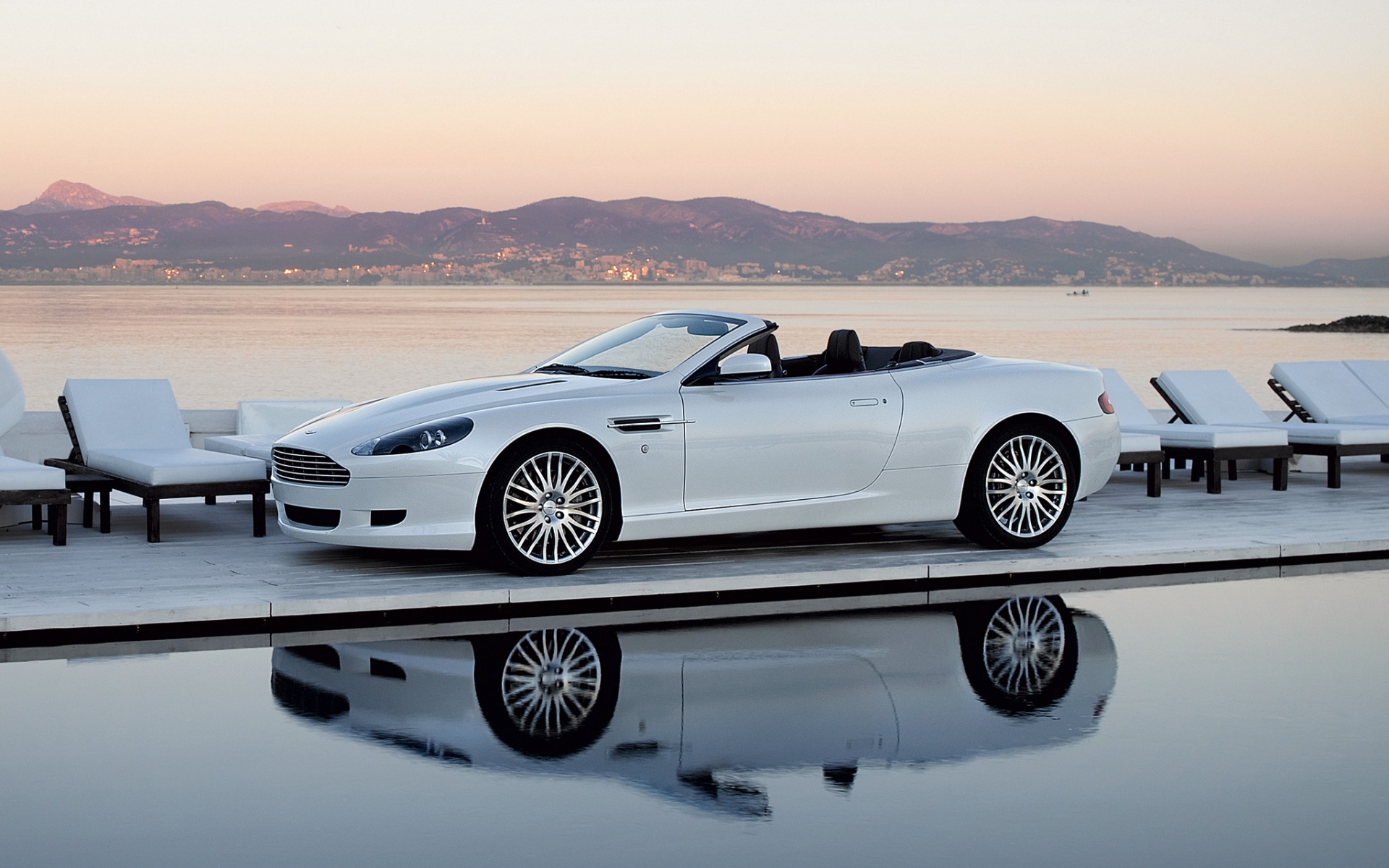 Картинки Aston martin, db9, 2008, белый, вид сбоку, стиль, автомобили, природа, горы, море, отражение фото и обои на рабочий стол