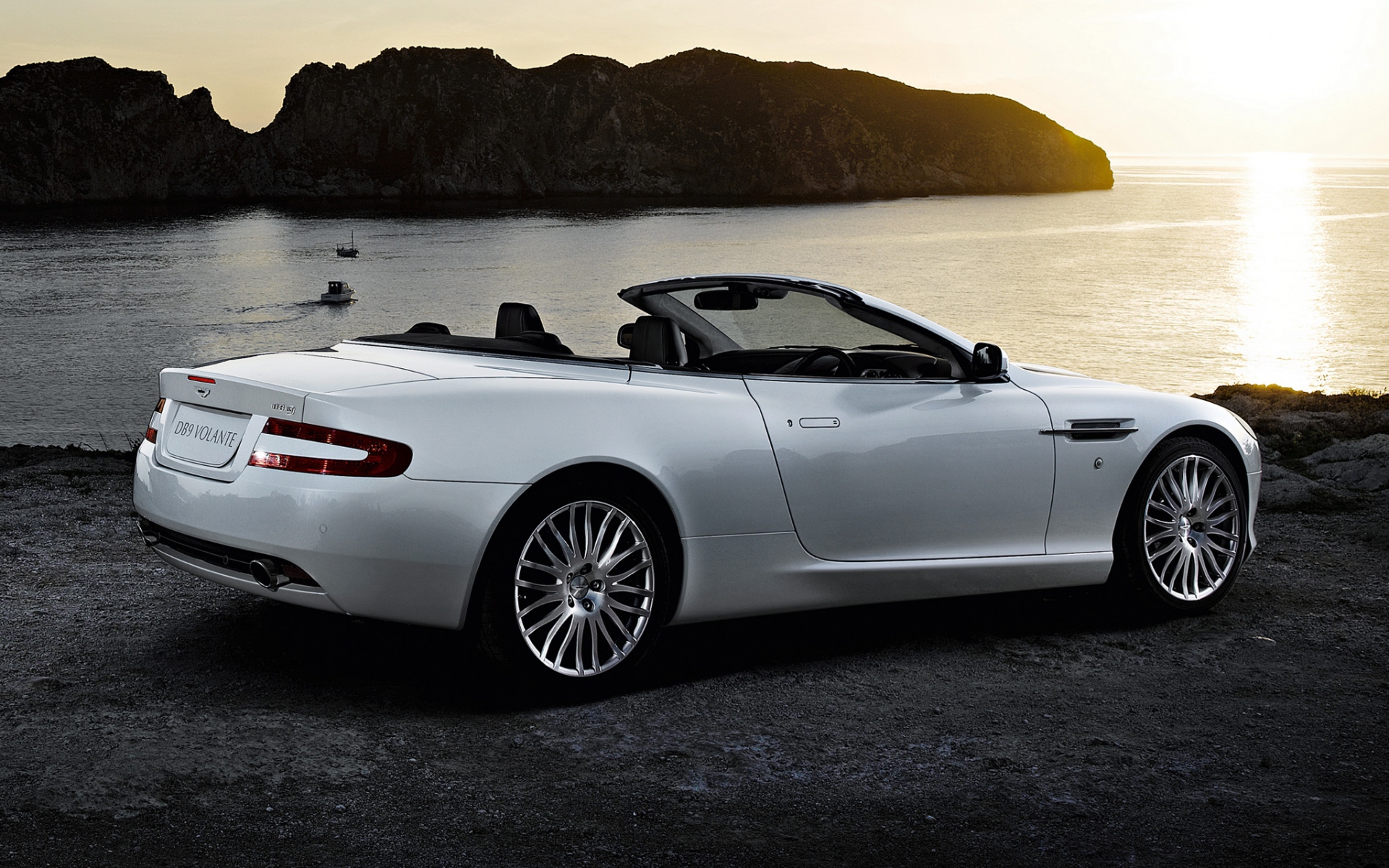 Картинки Aston martin, db9, 2008, белый, вид сбоку, стиль, автомобили, природа, море, закат, скалы фото и обои на рабочий стол