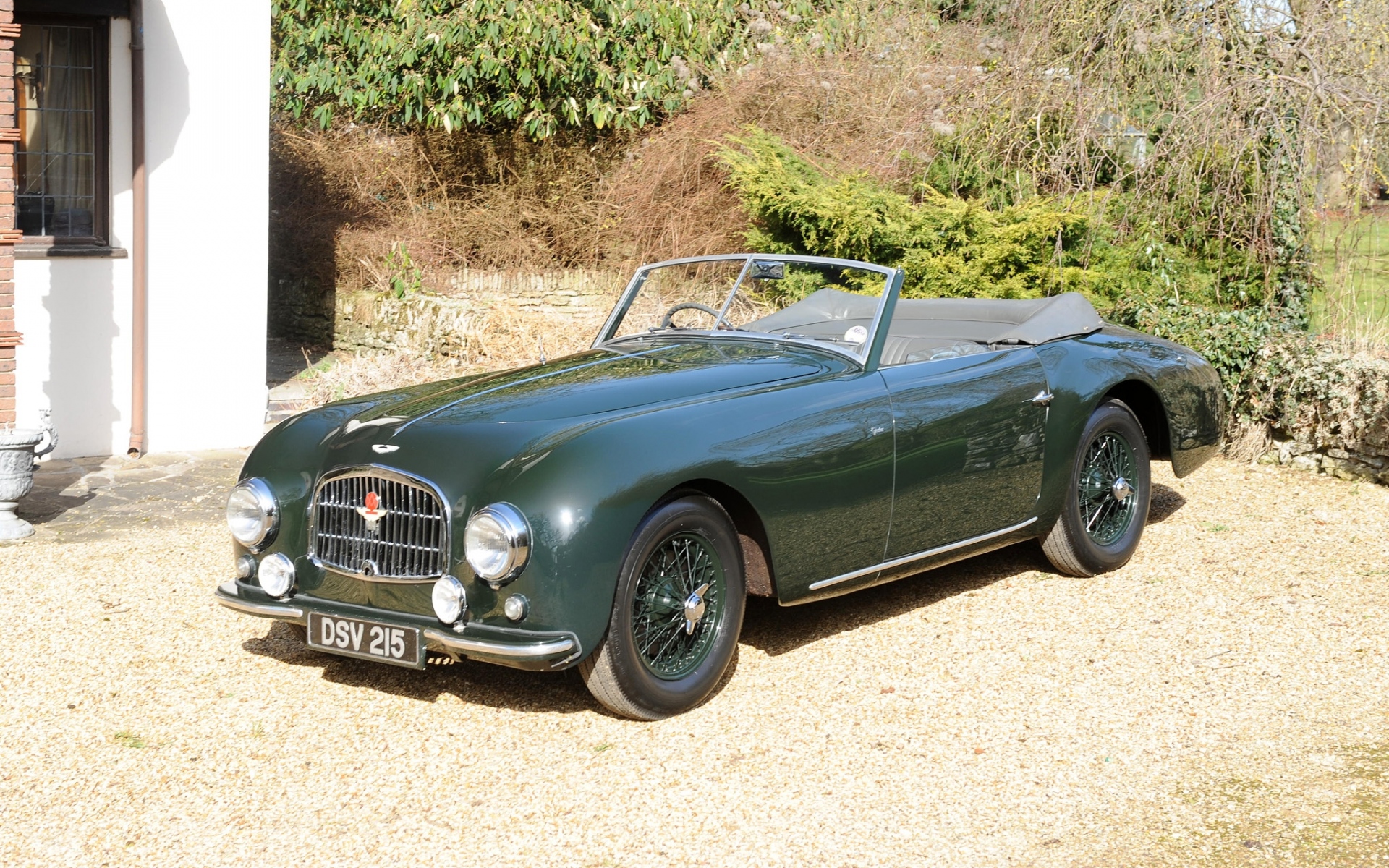 Картинки Aston martin, 1952, черный, вид спереди, стиль, автомобили, ретро, ??природа, дом, деревья, кустарники фото и обои на рабочий стол