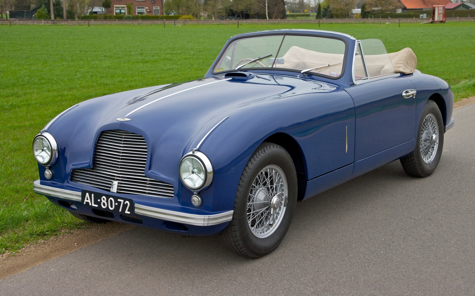 Картинки Aston martin, 1951, синий, вид сбоку, стиль, автомобили, природа, трава, дома, деревья фото и обои на рабочий стол