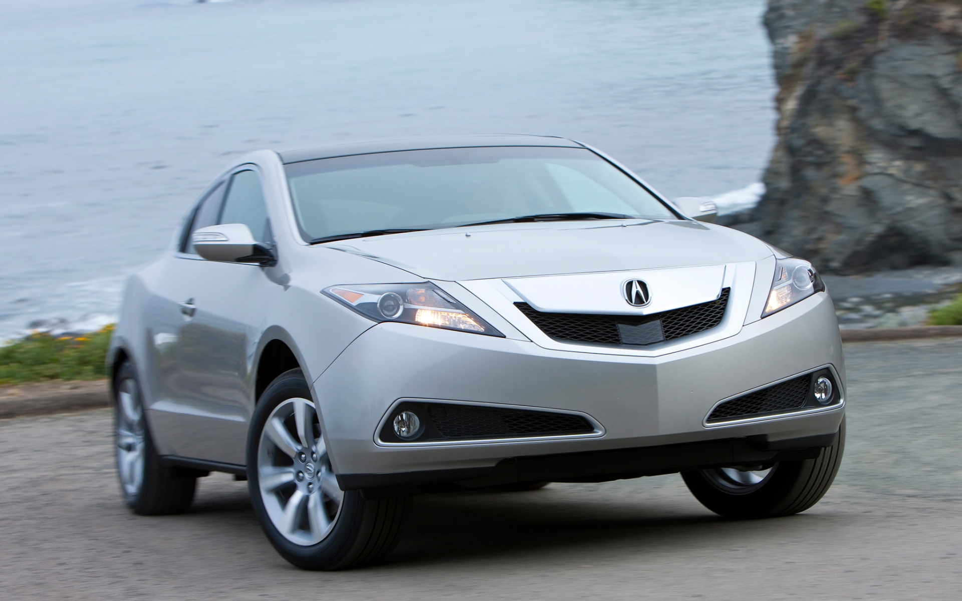 Картинки Acura, zdx, 2009, серебристый металлик, вид спереди, стиль, автомобили, море, трава, асфальт фото и обои на рабочий стол