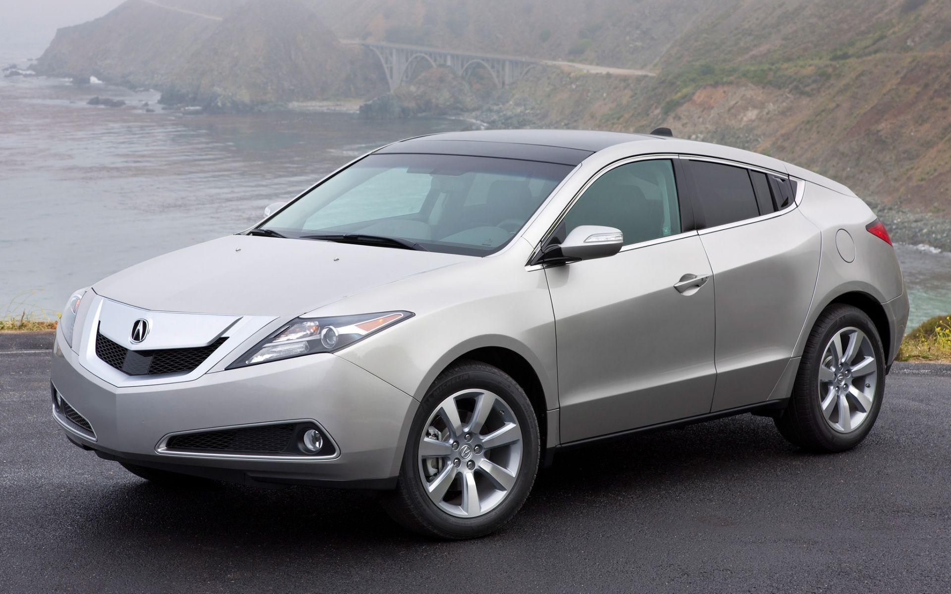 Картинки Acura, zdx, 2009, серебристый металлик, вид сбоку, стиль, автомобили, туман, горы, море, мост фото и обои на рабочий стол