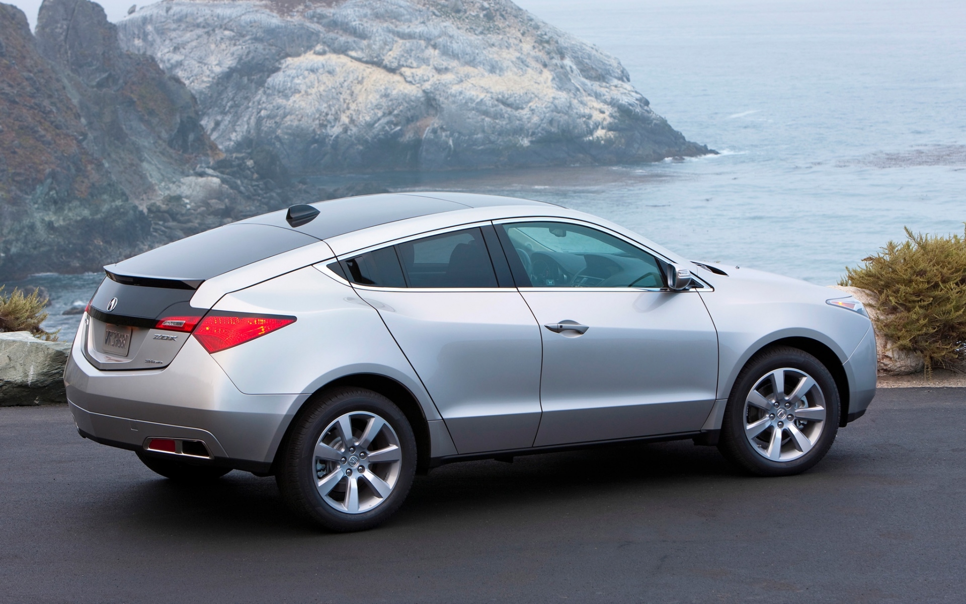 Картинки Acura, zdx, 2009, серебристый металлик, вид сбоку, стиль, автомобили, море, скалы фото и обои на рабочий стол