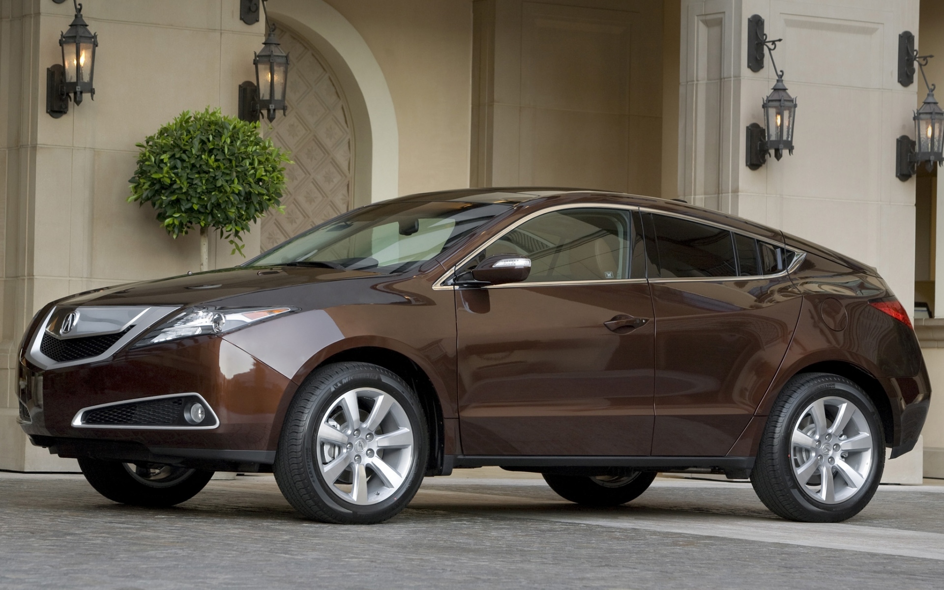 Картинки Acura, zdx, 2009, коричневый, вид сбоку, стиль, автомобили, здание, кустарник, асфальт фото и обои на рабочий стол