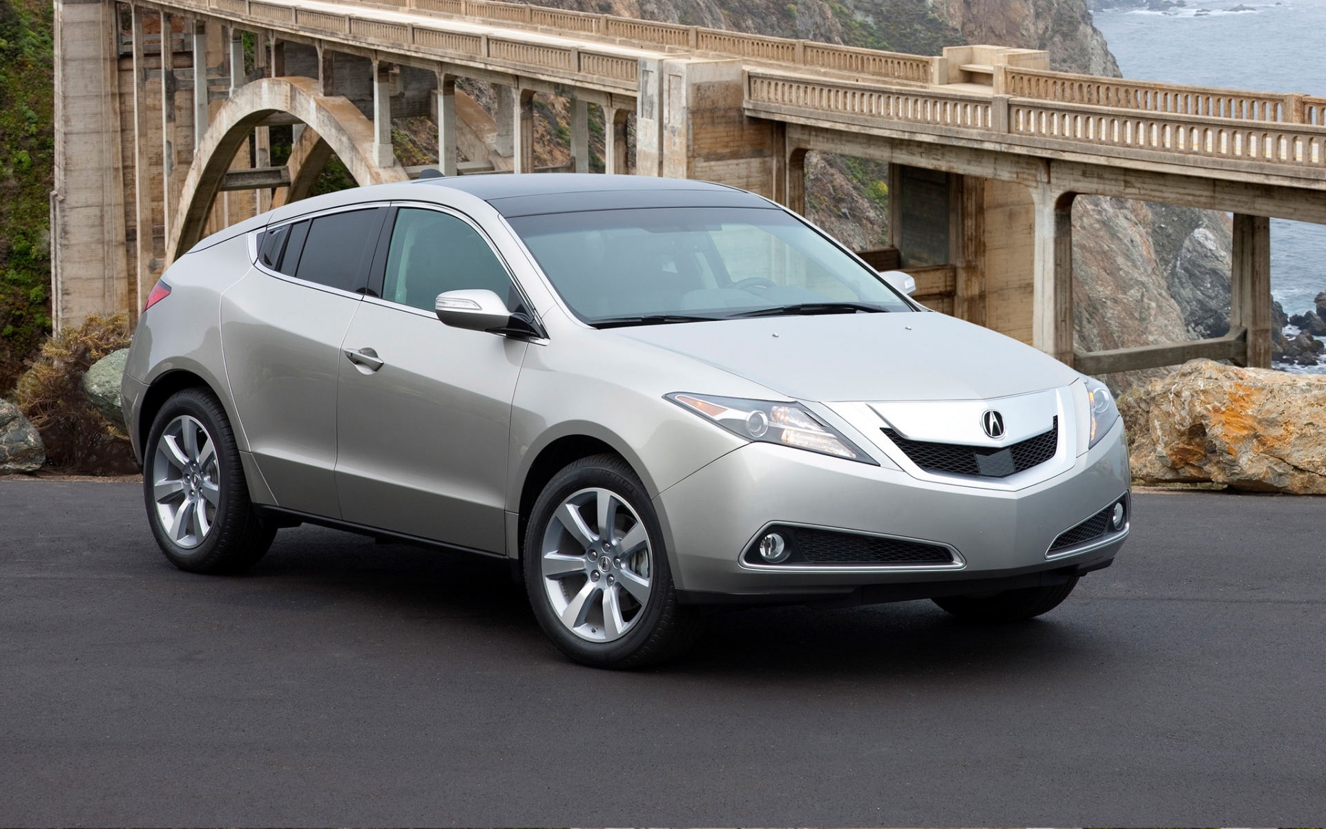Картинки Acura, zdx, 2009, серебристый металлик, вид сбоку, стиль, автомобили, природа, мост, горы, трава, море фото и обои на рабочий стол