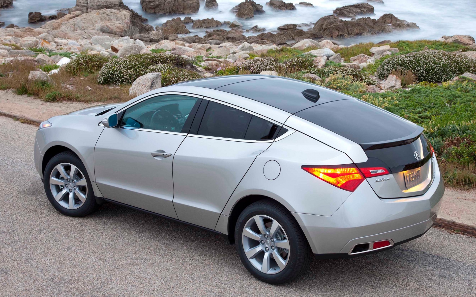 Картинки Acura, zdx, 2009, металлическое серебро, вид сверху, стиль, автомобили, природа, море, трава, асфальт фото и обои на рабочий стол