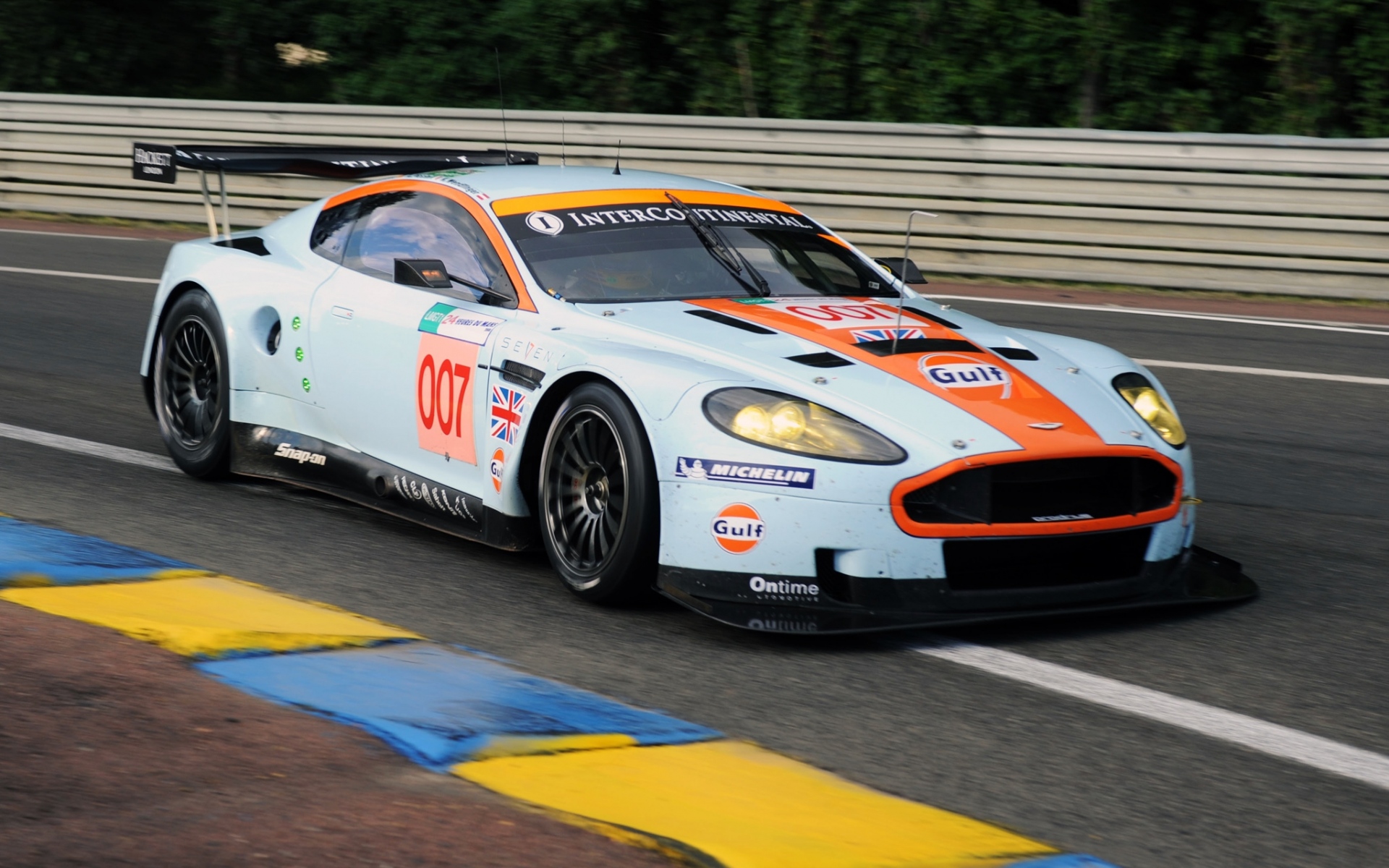 Картинки Aston martin, dbr9, 2008, белый, вид сбоку, стиль, спорт, автомобили, деревья, асфальт фото и обои на рабочий стол