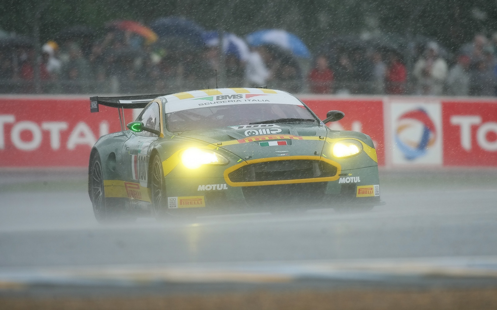 Картинки Aston martin, dbr9, 2005, зеленый, вид спереди, стиль, спорт, автомобиль, гоночный автомобиль, скорость, дождь фото и обои на рабочий стол