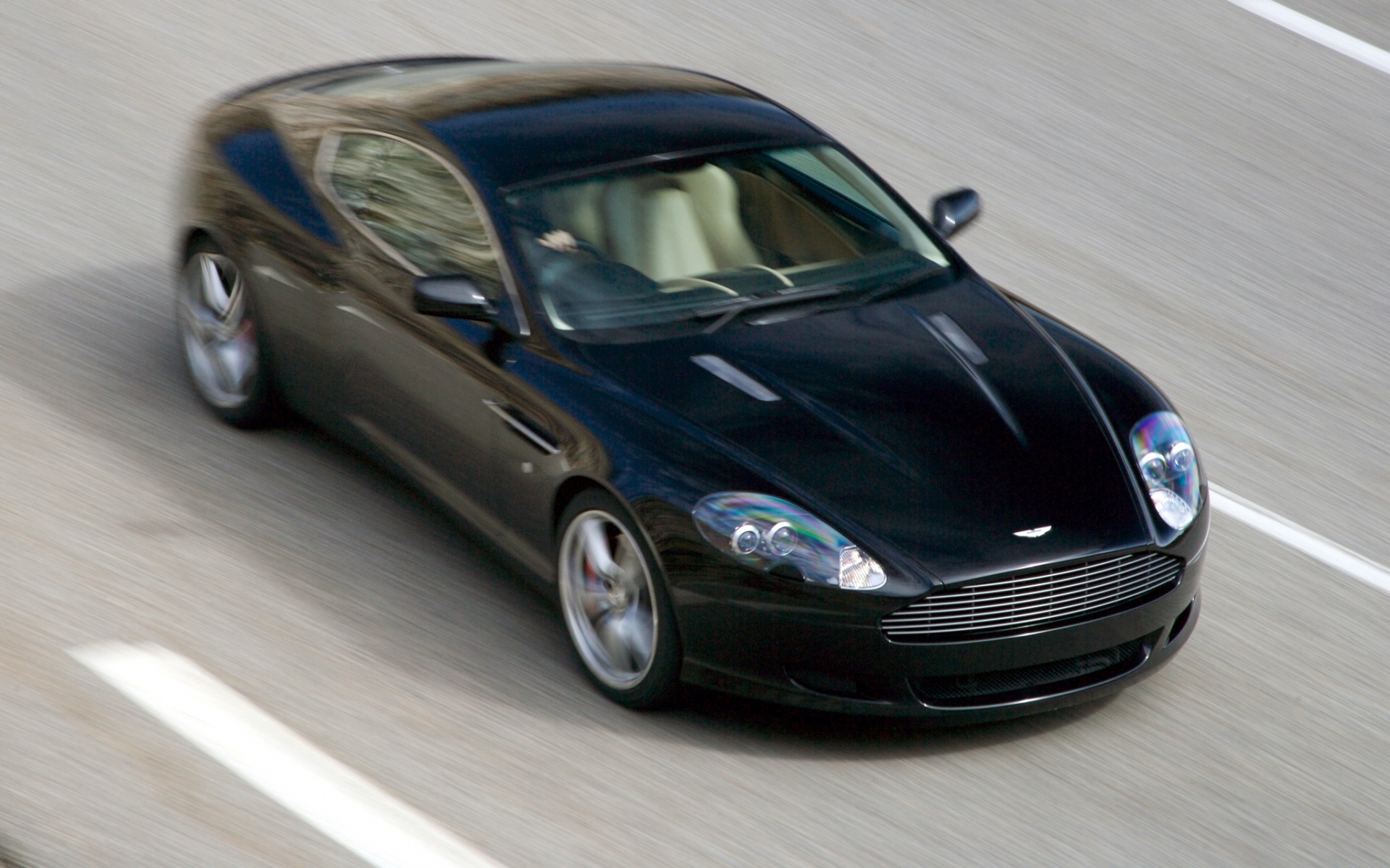 Картинки Aston martin, db9, 2006, черный, вид сверху, стиль, автомобили, спорт, скорость, асфальт фото и обои на рабочий стол