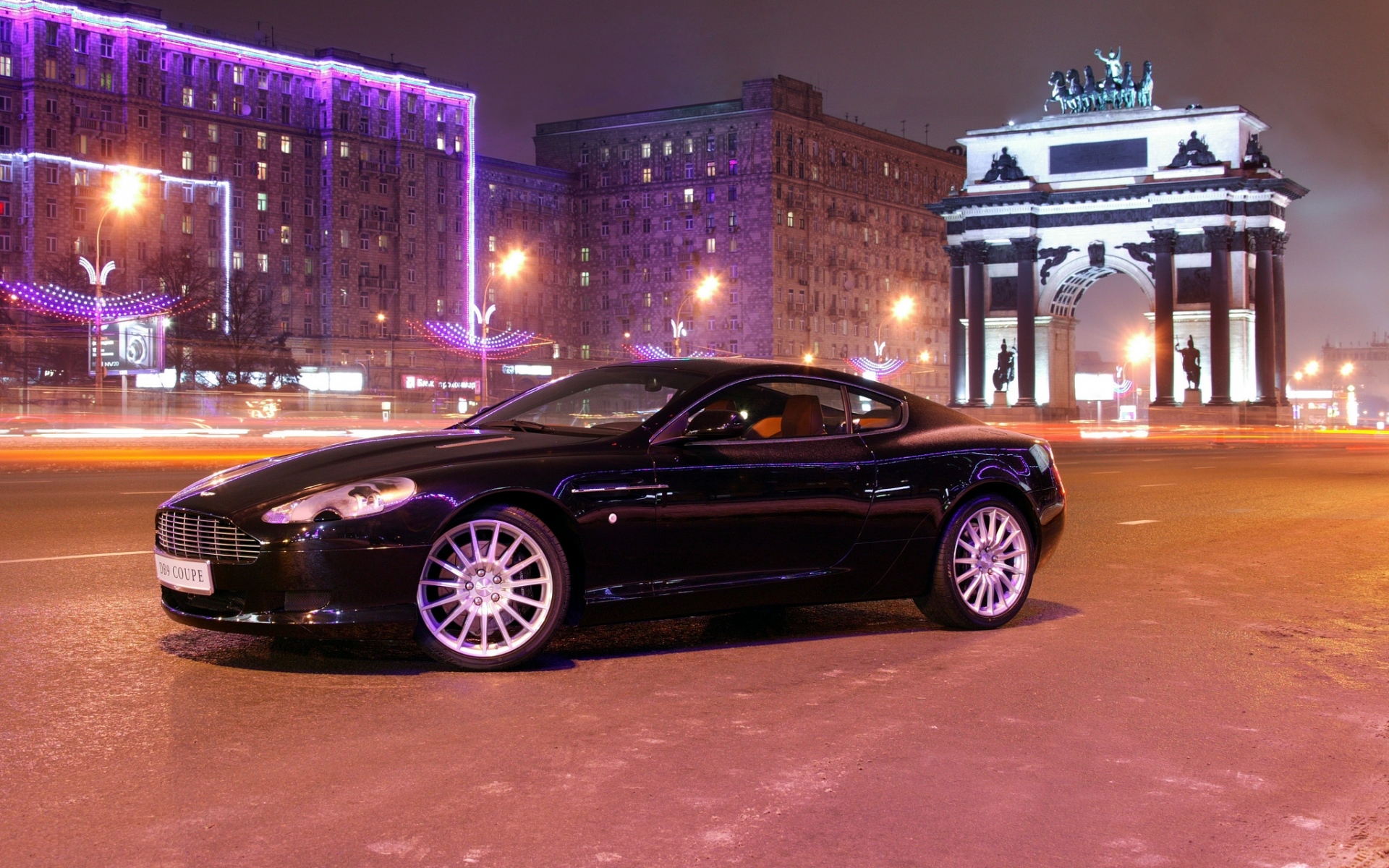 Картинки Aston martin, db9, 2004, черный, вид сбоку, стиль, автомобили, дома, огни, город, асфальт фото и обои на рабочий стол