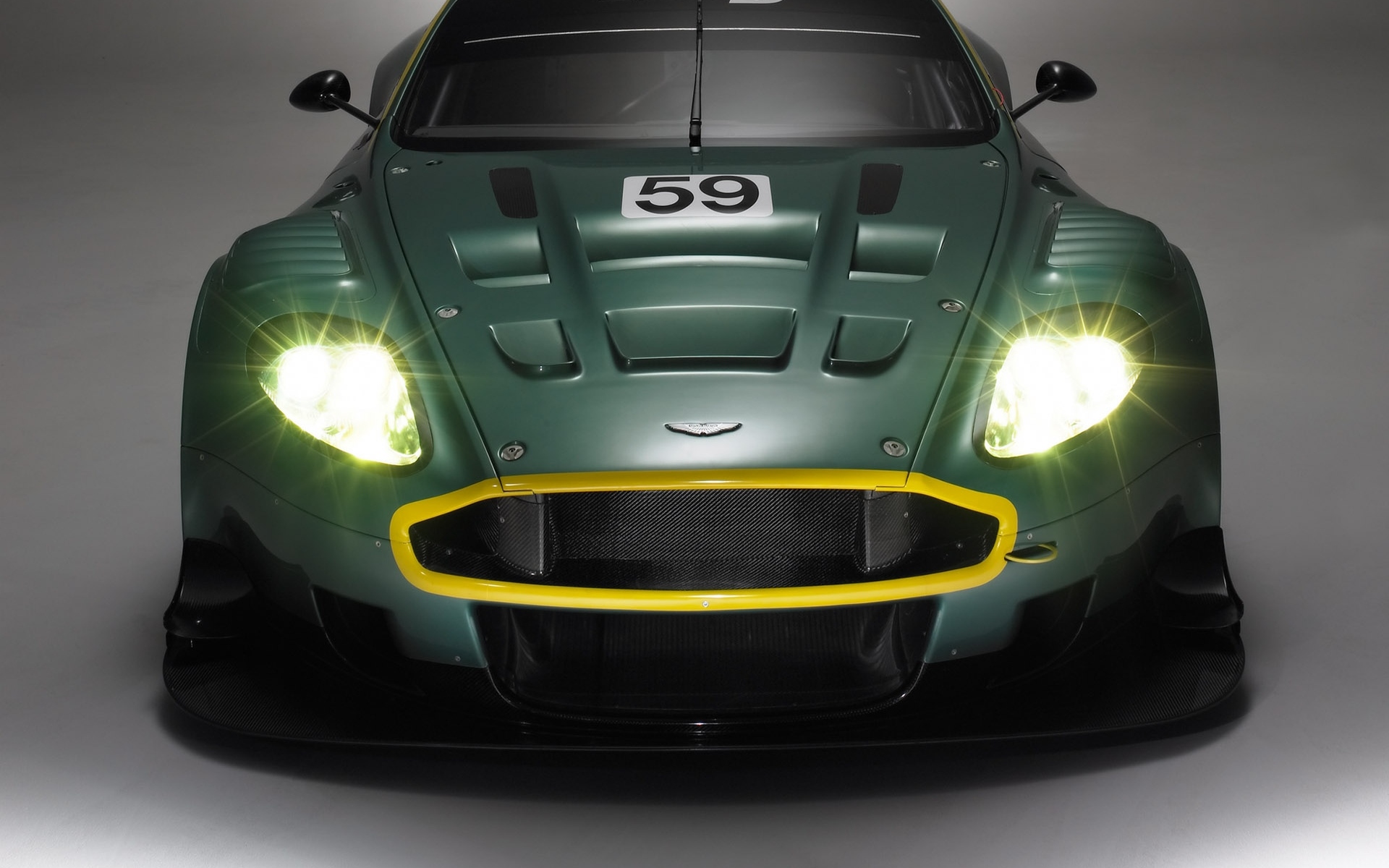 Картинки Aston martin, dbr9, 2005, зеленый, вид спереди, стиль, спорт, автомобиль, гоночный автомобиль фото и обои на рабочий стол