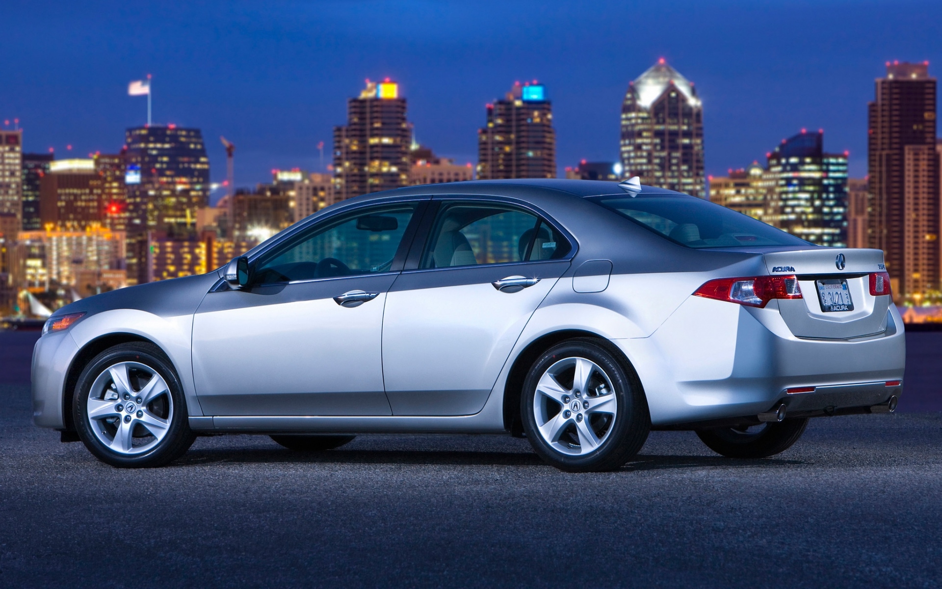 Картинки Acura, tsx, 2008, серебристый металлик, вид сбоку, стиль, автомобили, небо, город, фары, асфальт фото и обои на рабочий стол