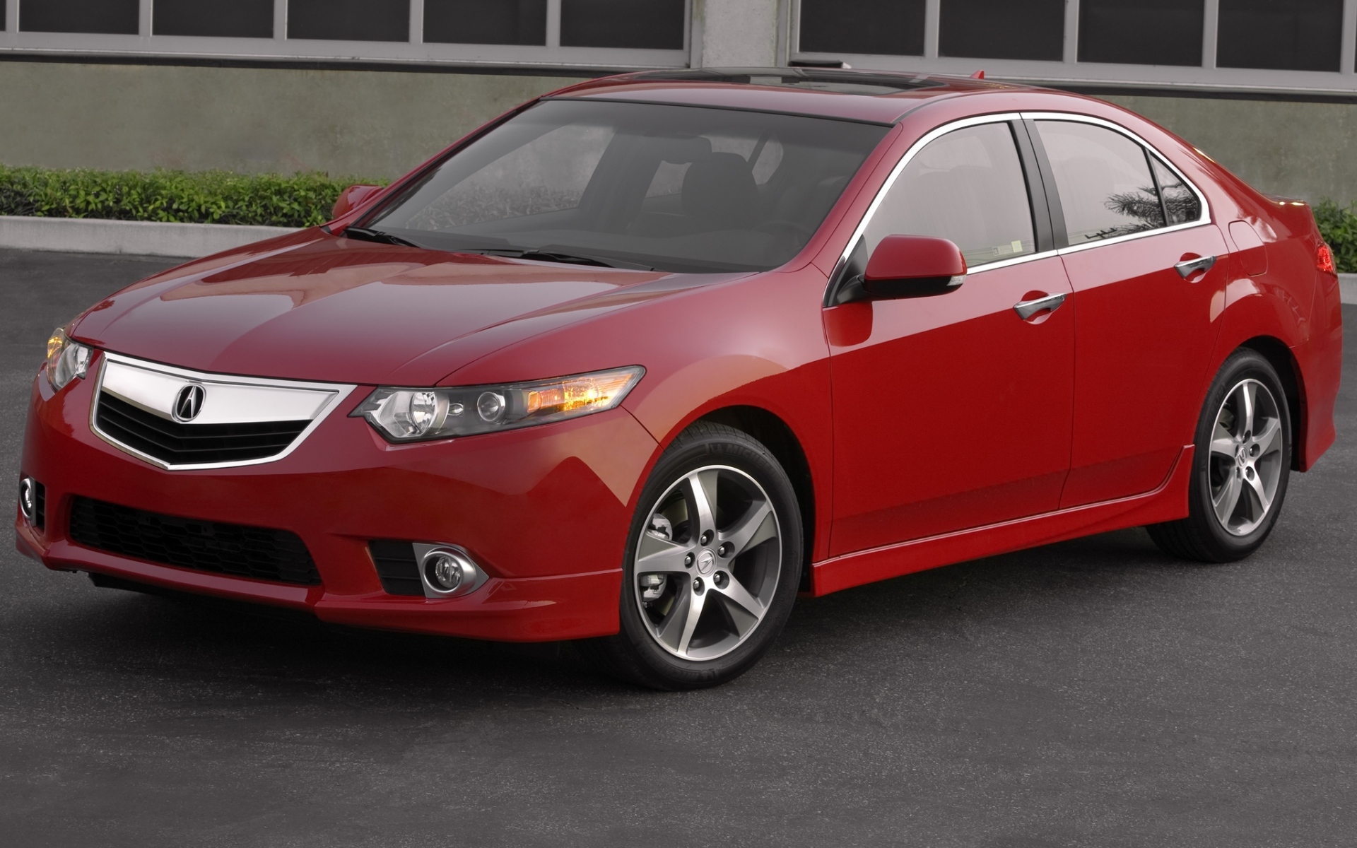 Картинки Acura, tsx, 2011, красный, вид спереди, стиль, автомобили, здания, трава, асфальт фото и обои на рабочий стол