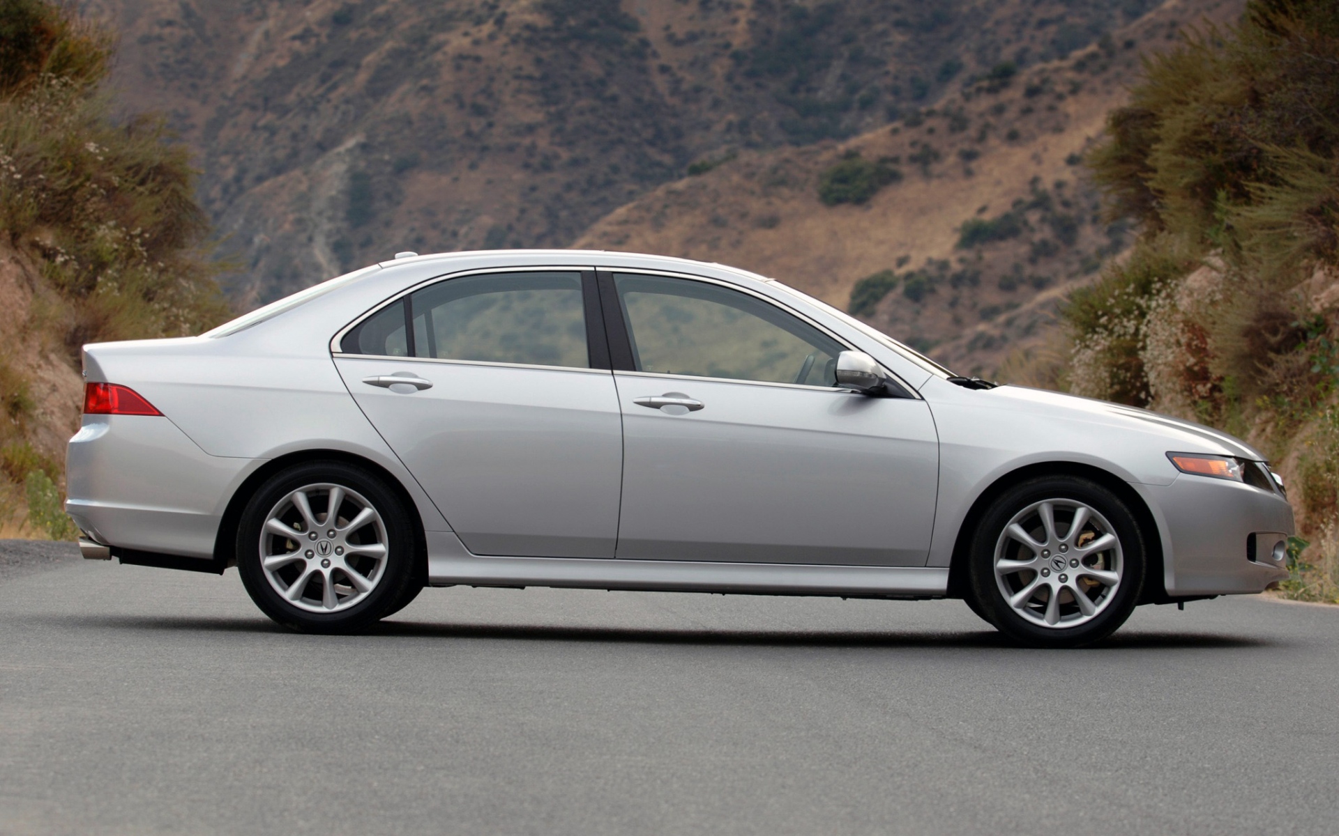 Картинки Acura, tsx, 2006, серебристый металлик, вид сбоку, стиль, автомобили, природа, трава, горы фото и обои на рабочий стол