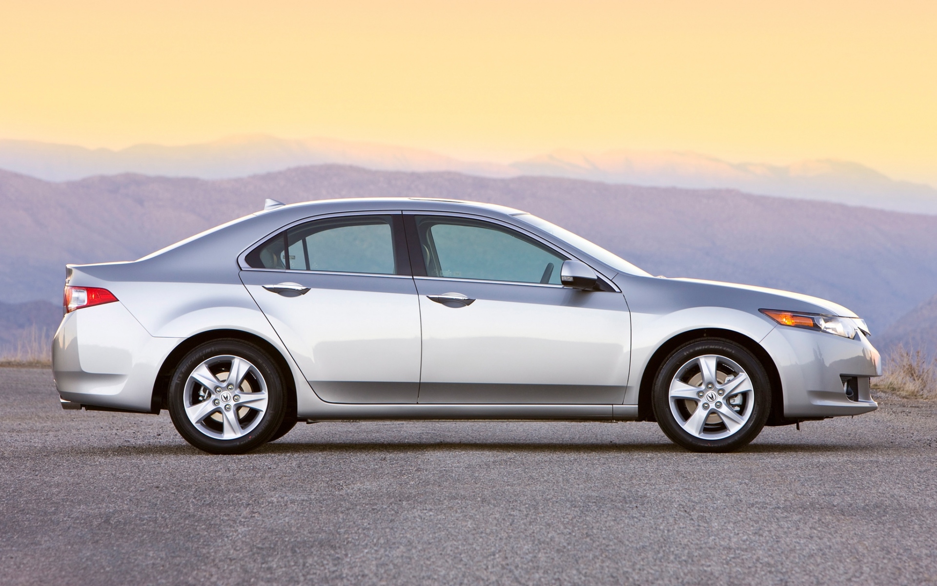 Картинки Acura, tsx, 2008, серебристый металлик, вид сбоку, стиль, автомобили, закат, горы, асфальт фото и обои на рабочий стол