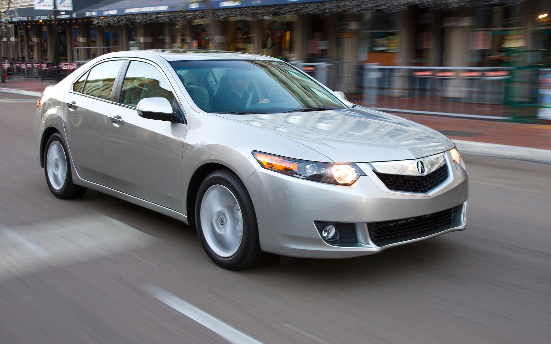 Картинки Acura, tsx, 2008, серебристый металлик, вид сбоку, стиль, автомобили, скорость, улица, здание, асфальт фото и обои на рабочий стол