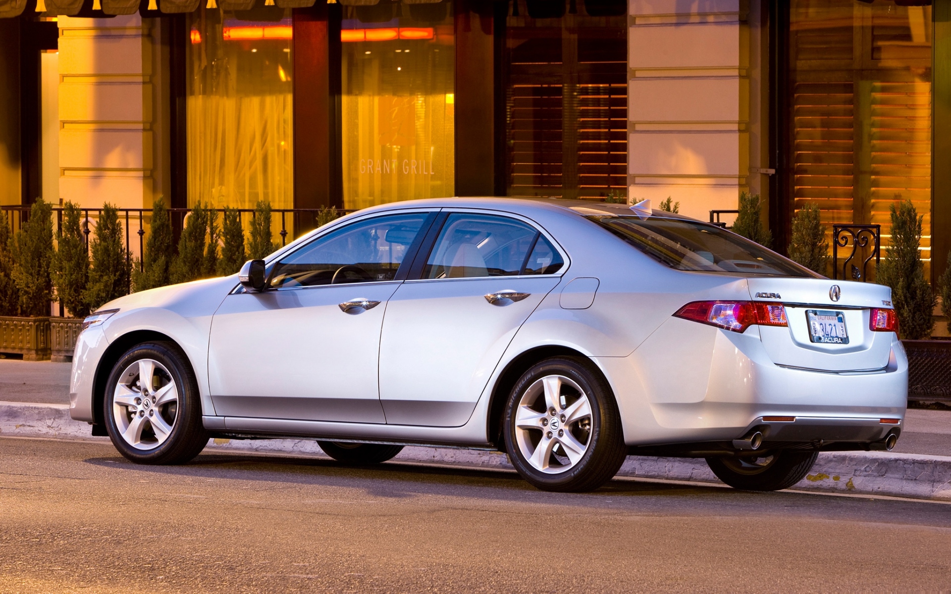 Картинки Acura, tsx, 2008, серебристый металлик, вид сбоку, стиль, автомобили, улица, здание, кустарники, асфальт фото и обои на рабочий стол