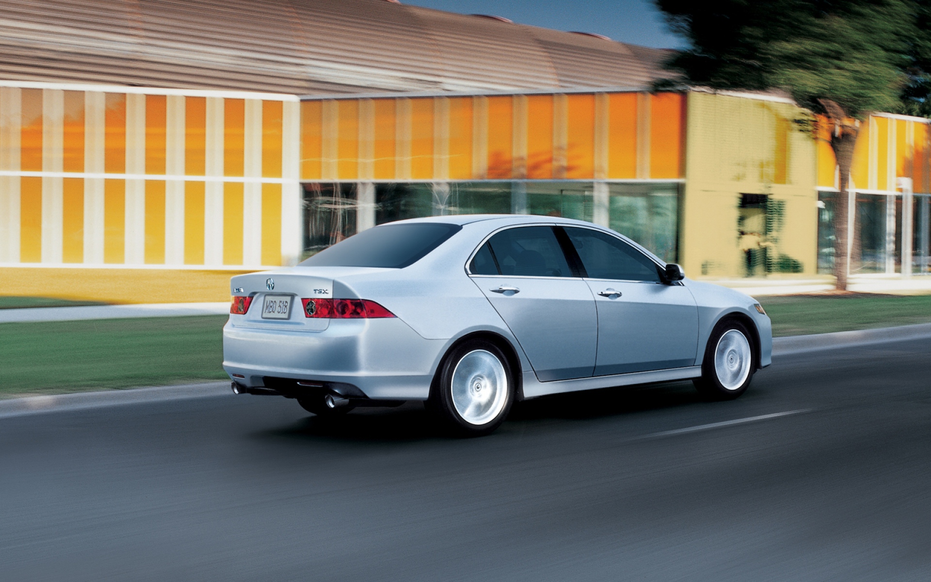 Картинки Acura, tsx, 2006, серебристый металлик, вид сбоку, стиль, автомобили, скоростное строительство, дерево, асфальт фото и обои на рабочий стол
