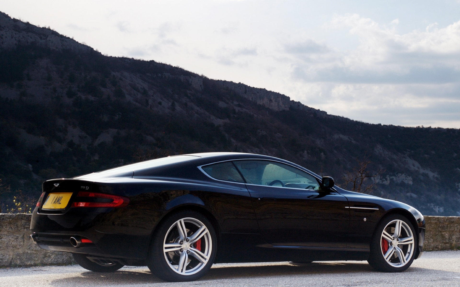 Картинки Aston martin, db9, 2006, черный, вид сбоку, стиль, автомобили, спорт, природа, небо, горы, деревья фото и обои на рабочий стол