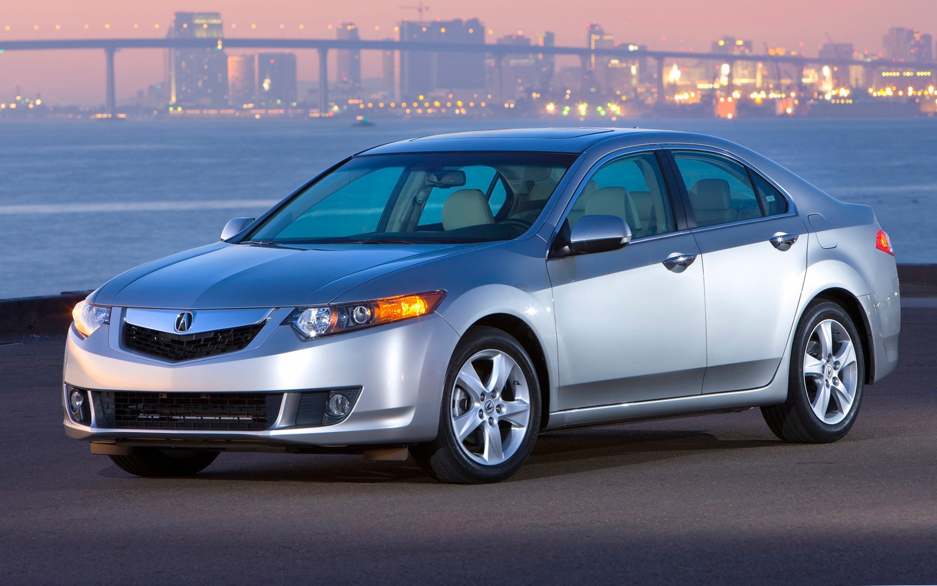 Картинки Acura, tsx, 2008, серебристый металлик, вид сбоку, стиль, автомобили, закат, город, фары, мост, асфальт фото и обои на рабочий стол