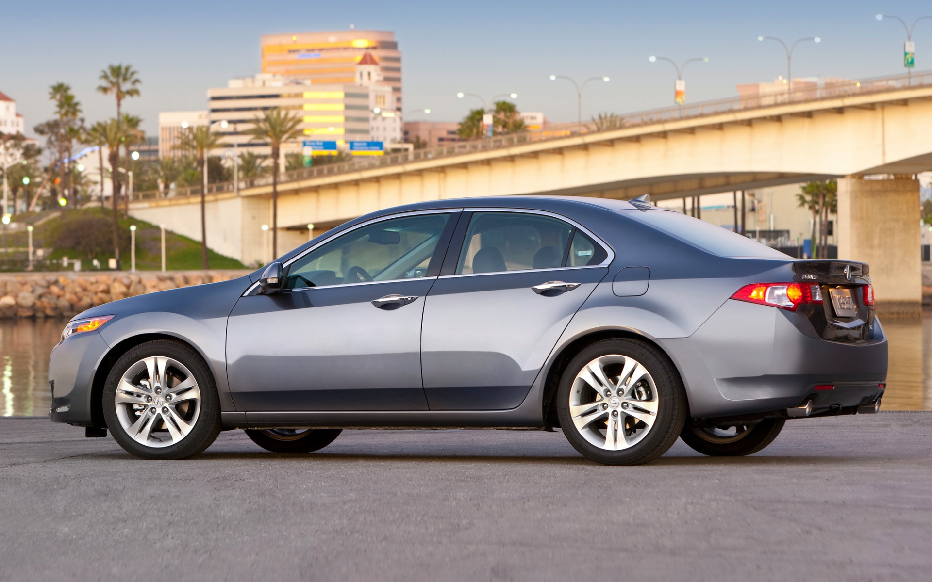 Картинки Acura, tsx, v6, 2009, металлический серый, вид сбоку, стиль, автомобили, природа, небо, мост, асфальт, пальмы фото и обои на рабочий стол