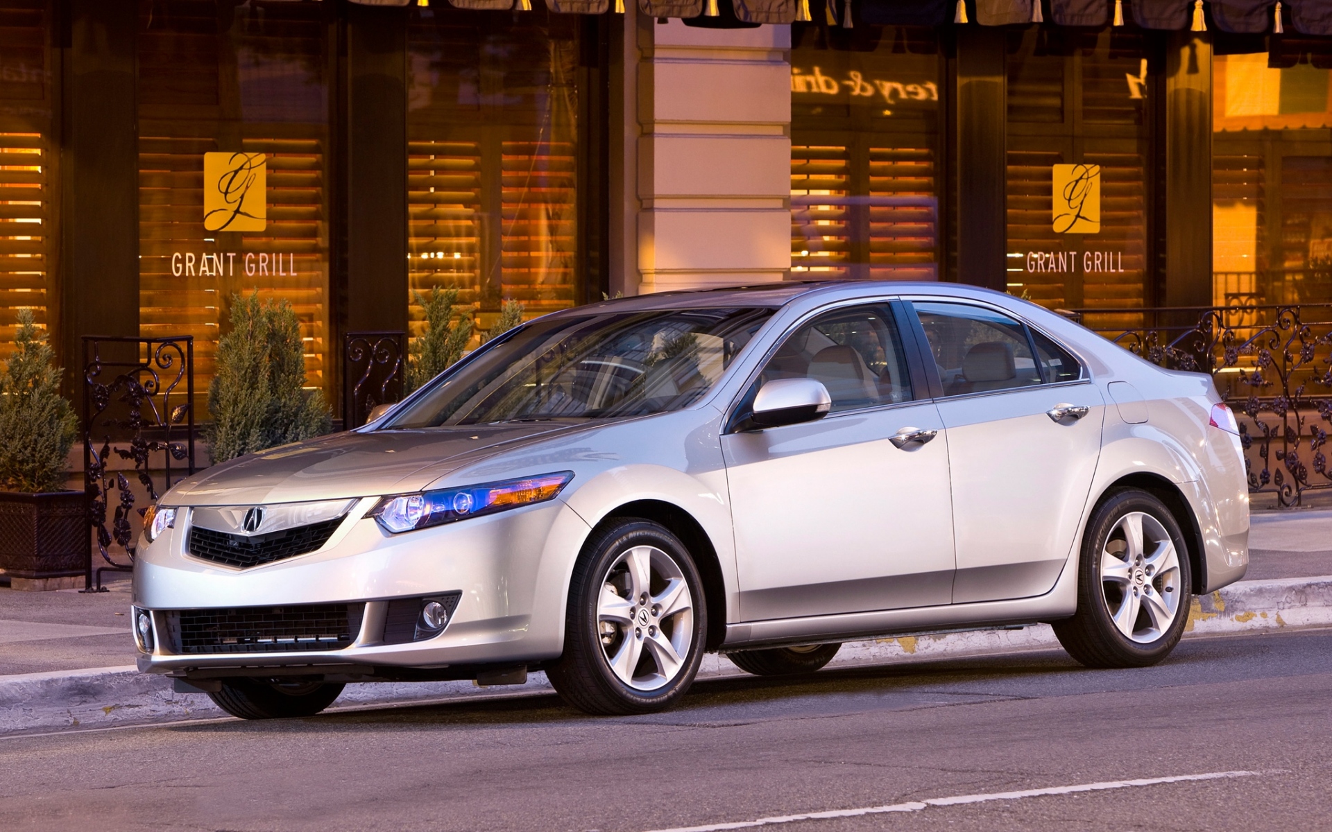 Картинки Acura, tsx, 2008, серебристый металлик, вид сбоку, стиль, автомобили, улица, здание, асфальт фото и обои на рабочий стол