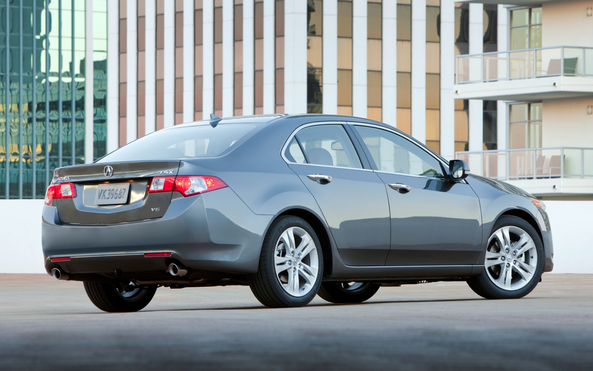 Картинки Acura, tsx, v6, 2009, серый, вид сбоку, стиль, автомобили, здание, отражение, асфальт фото и обои на рабочий стол