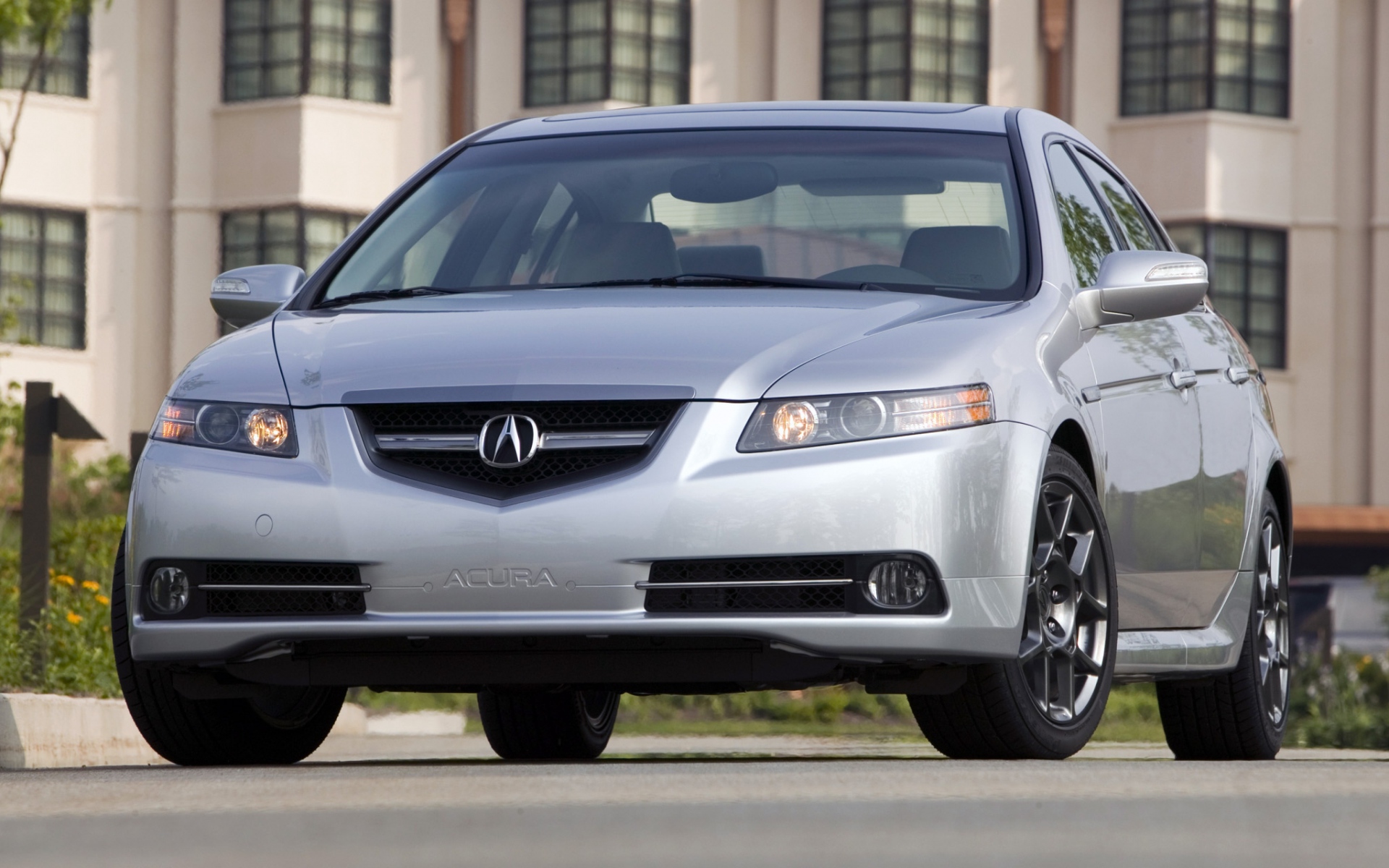 Картинки Acura, tl, серебристый металлик, вид спереди, стиль, автомобили, дом, трава, асфальт фото и обои на рабочий стол