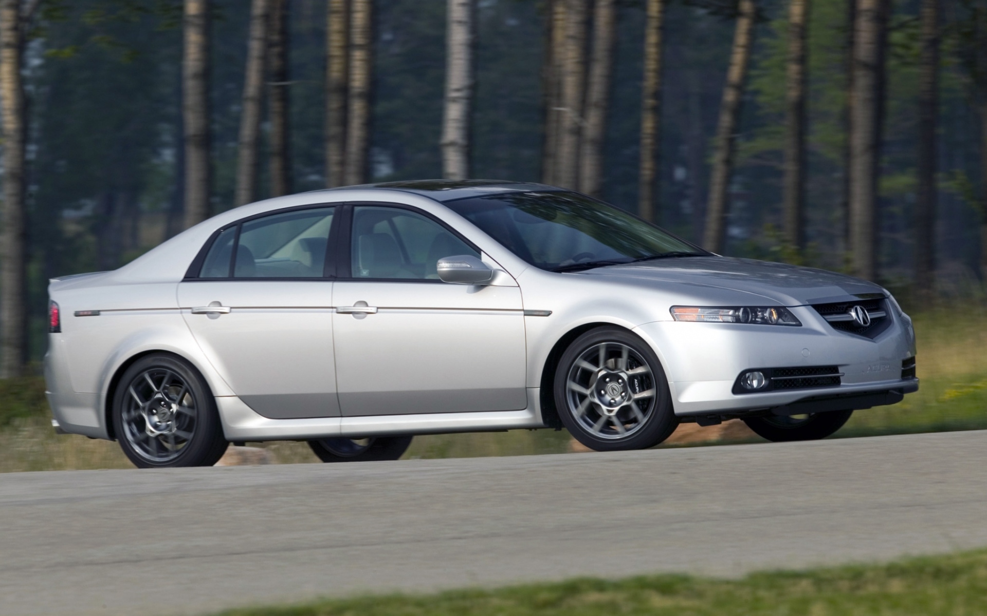 Картинки Acura, tl, 2007, серебристый металлик, вид сбоку, стиль, автомобили, скорость, лес, трава, асфальт фото и обои на рабочий стол