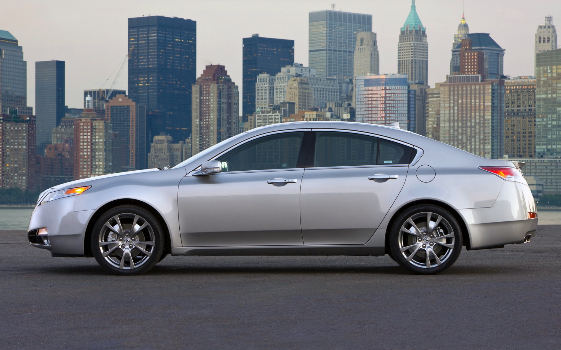 Картинки Acura, tl, 2008, серебристый металлик, вид сбоку, стиль, автомобили, город, огни фото и обои на рабочий стол