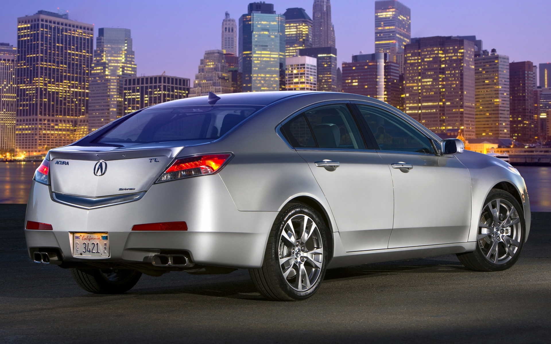 Картинки Acura, tl, 2008, металлическое серебро, вид сзади, стиль, автомобили, город, асфальт, огни фото и обои на рабочий стол