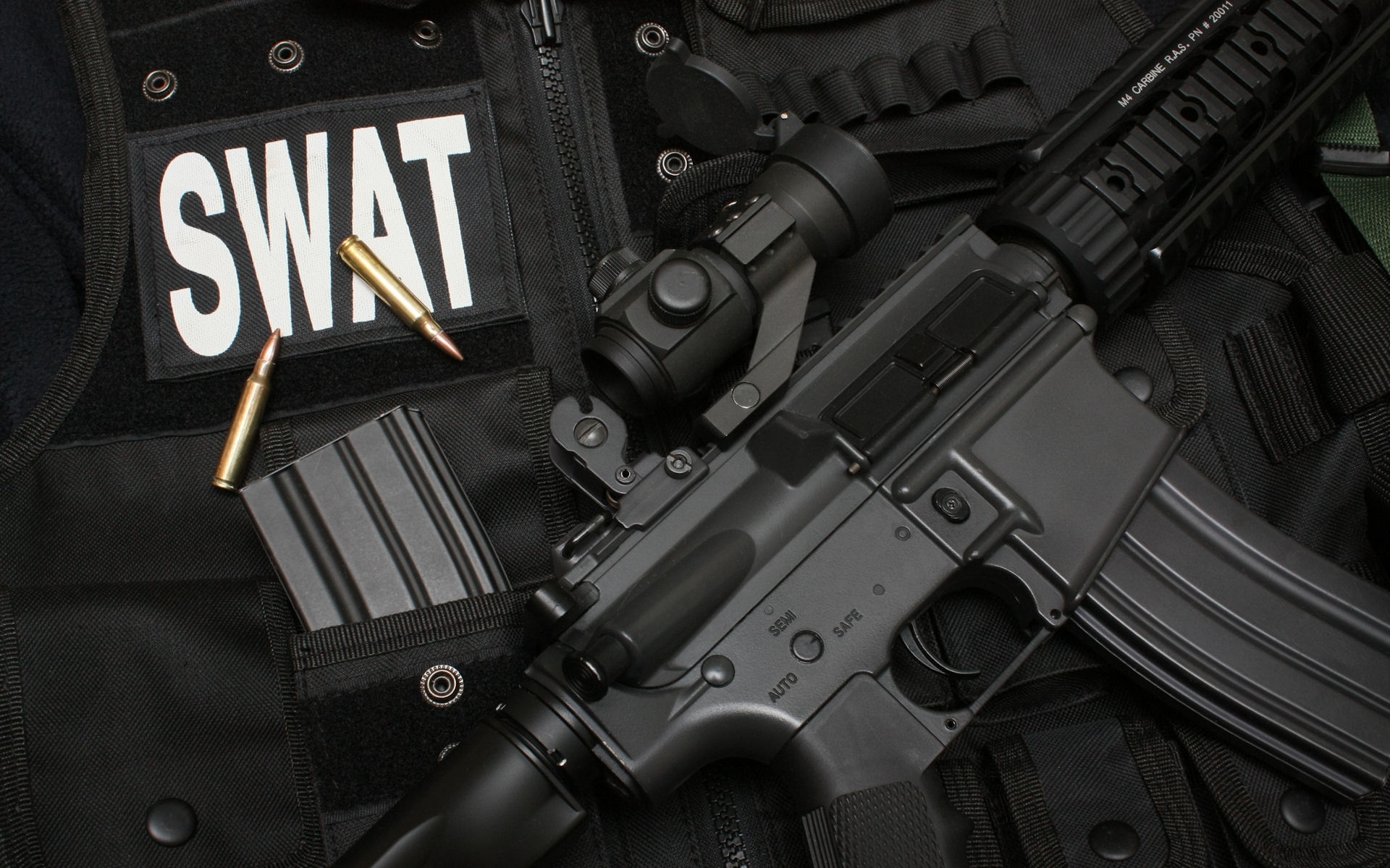 Картинки Swat, автомат, пуленепробиваемый жилет, шариковые картриджи фото и обои на рабочий стол