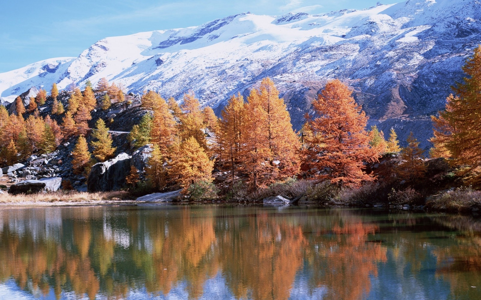 Картинки Горы, осень, деревья, отражение, озеро, солнце фото и обои на рабочий стол