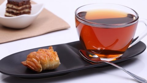 Круассан, пирог, чай, чашка, ложка, тарелка
