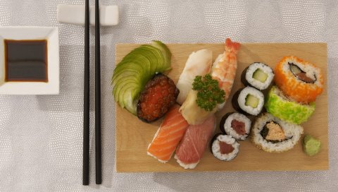 Суши, ассорти, японская кухня, рыба, рис, икра, огурец, палочки, соус