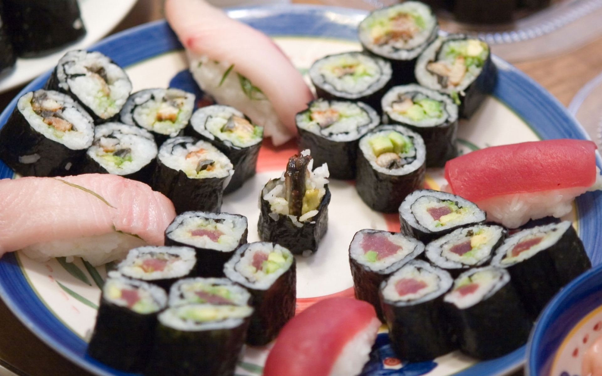 Картинки Рыба, суши, тарелка, ассорти, японская кухня, круг фото и обои на рабочий стол