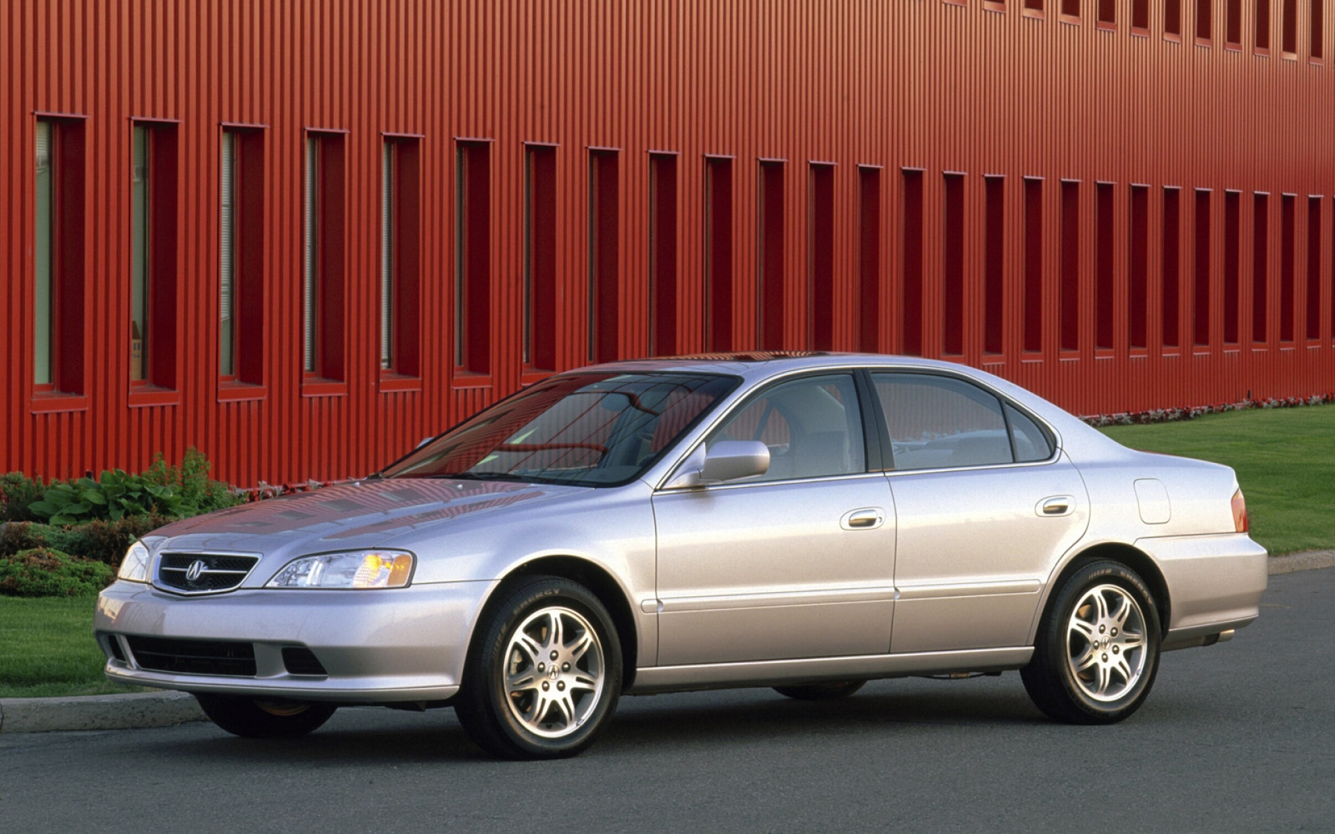 Картинки Acura, tl, 1999, серебристый металлик, вид сбоку, стиль, автомобили, здания, трава, асфальт фото и обои на рабочий стол