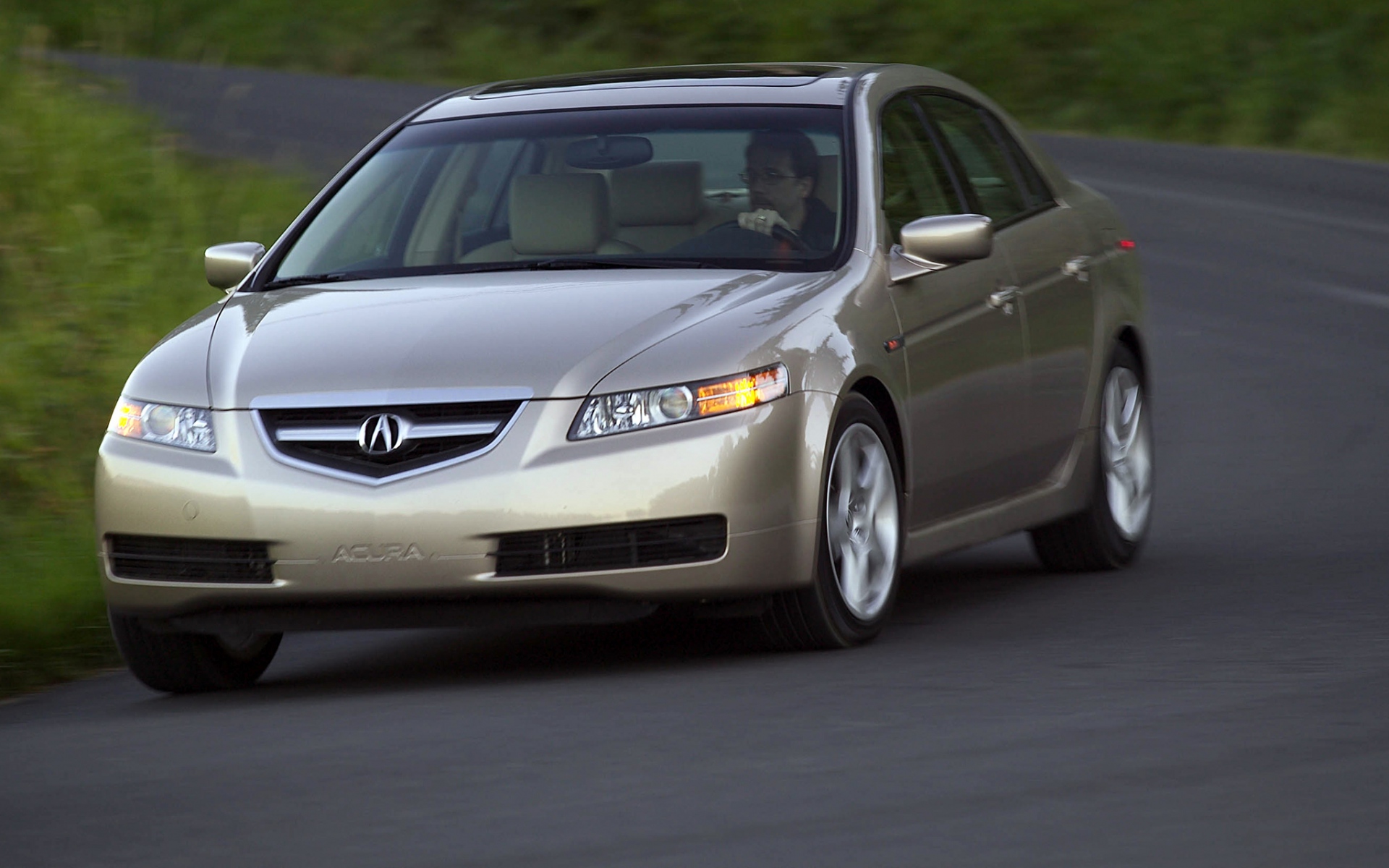 Картинки Acura, tl, 2004, бежевый металлик, вид спереди, стиль, автомобили, трава, скорость, асфальт фото и обои на рабочий стол