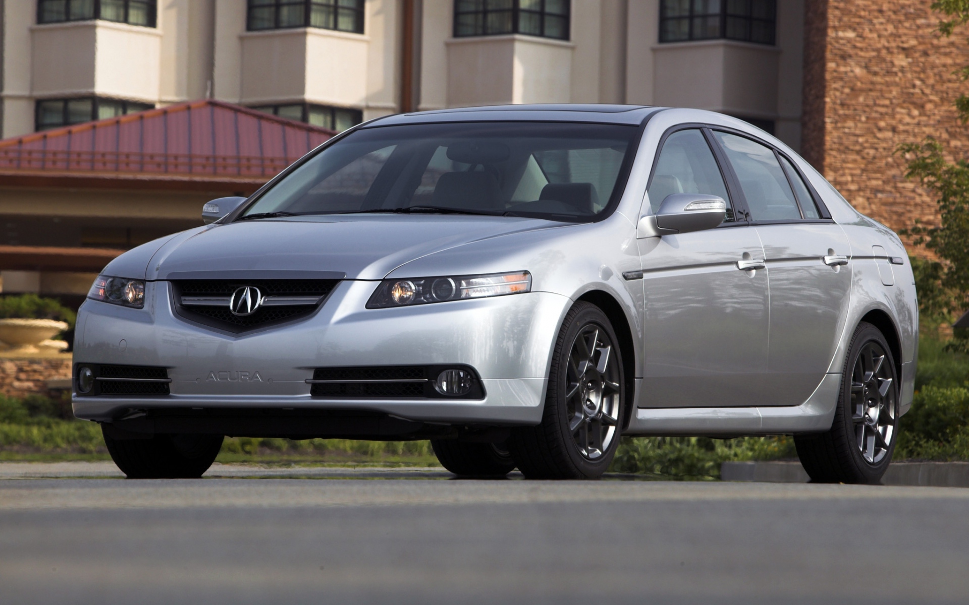 Картинки Acura, tl, 2007, серебристый металлик, вид спереди, стиль, автомобили, здания, трава фото и обои на рабочий стол