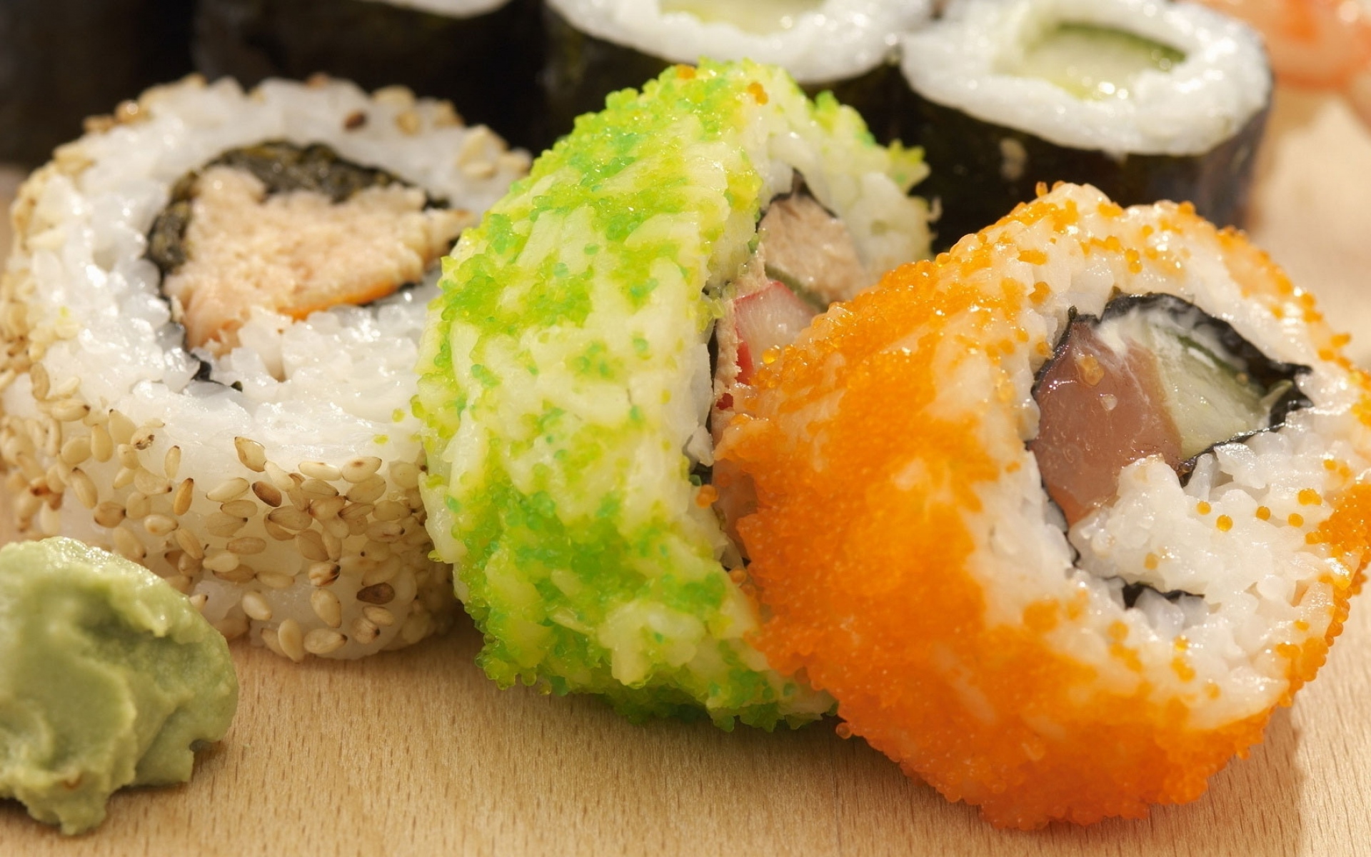 Картинки Японская кухня, суши, икра, васаби, цвета, ассорти фото и обои на рабочий стол