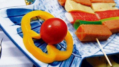 Овощи, помидор, перец, мясо краба, мечи