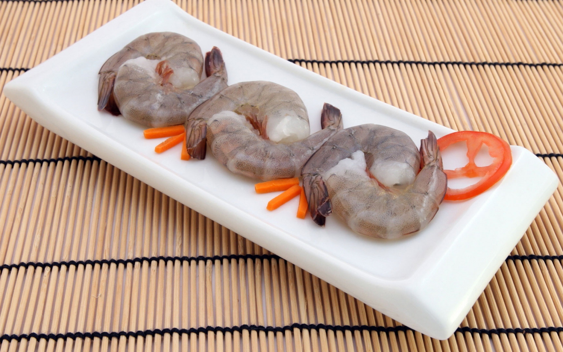 Картинки Креветки, морковь, помидор, укладка, морепродукты фото и обои на рабочий стол