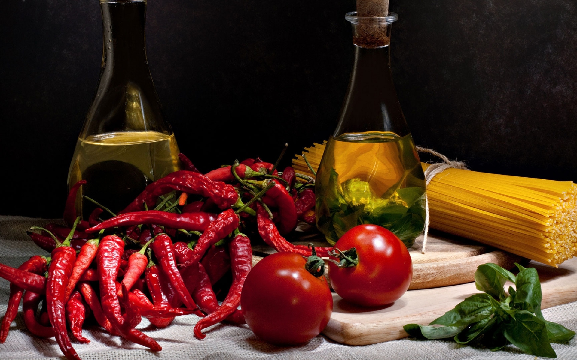 Картинки Спагетти, перец, помидоры, масло, графины фото и обои на рабочий стол