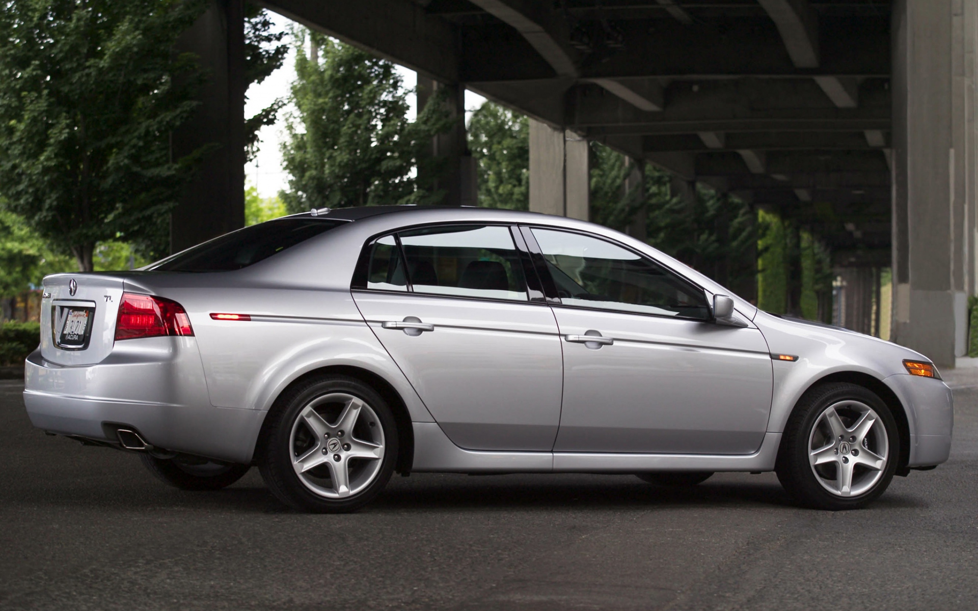 Картинки Acura, tl, 2004, серебристый металлик, вид сбоку, стиль, автомобили, мосты, деревья, асфальт фото и обои на рабочий стол