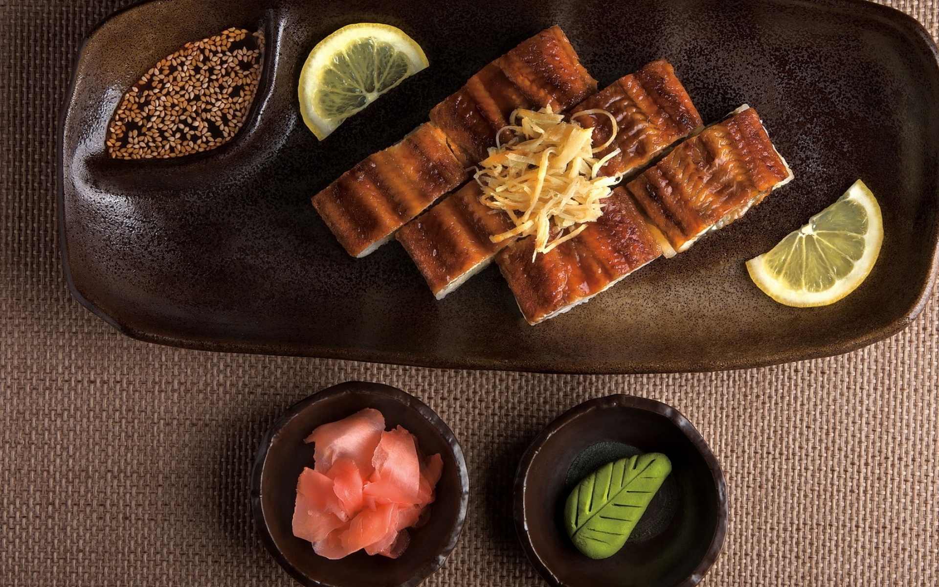 Картинки Рыба, соус, кунжут, японская кухня, лимон, укладка фото и обои на рабочий стол