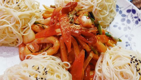 Спагетти, кунжут, овощи