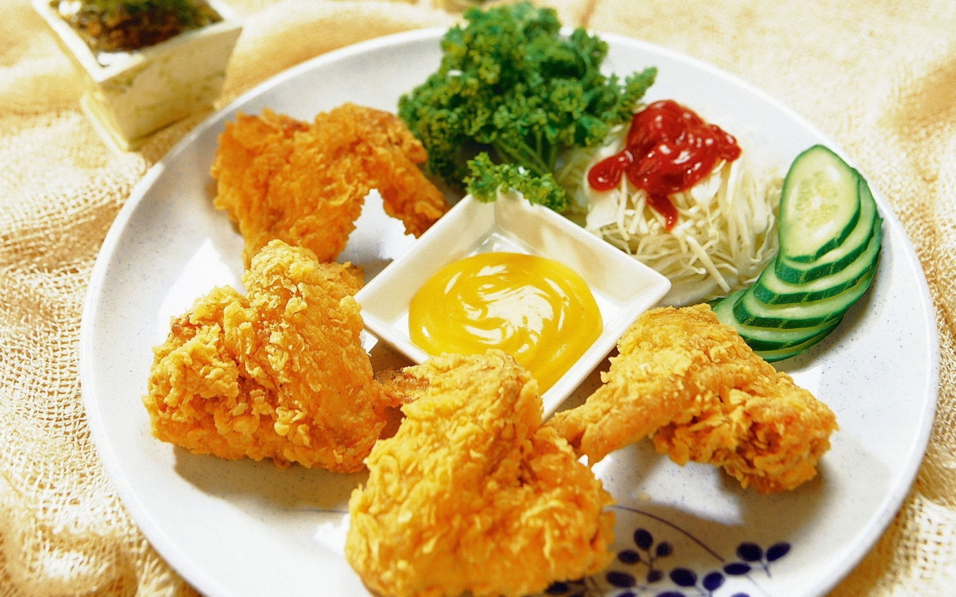 Картинки Крылья, курица, соус, тарелка фото и обои на рабочий стол