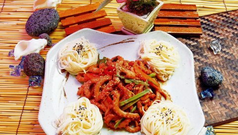 Спагетти, тарелки, осьминоги, камни, укладка